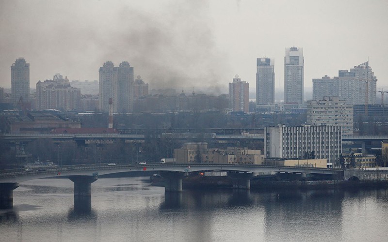 Khói bốc lên từ một đơn vị của Bộ Quốc phòng Ukraine, tại thủ đô Kiev, sau khi Nga triển khai chiến dịch quân sự tại miền Đông Ukraine, ngày 24/2. (Ảnh: Reuters)