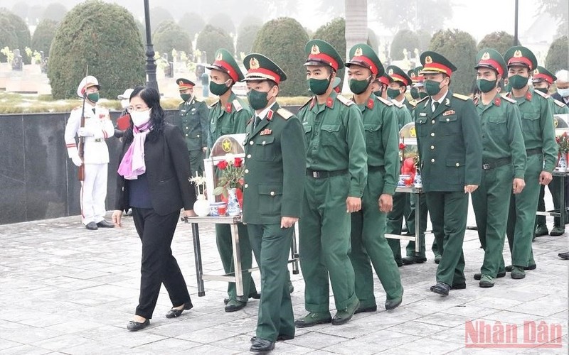 Ngày 6/1/2022, tại Nghĩa trang liệt sĩ Tông Khao, UBND tỉnh Điện Biên tổ chức trọng thể lễ truy điệu và an táng 6 hài cốt liệt sĩ quân tình nguyện Việt Nam hy sinh tại Lào trong thời kỳ kháng chiến. (Ảnh: Lan Nga)