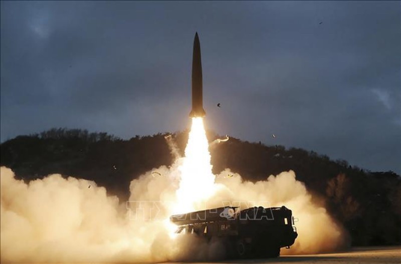 Một vụ phóng thử tên lửa dẫn đường chiến thuật đất đối đất do Học viện Khoa học Quốc phòng Triều Tiên tiến hành tại một địa điểm không xác định (Hình ảnh do Hãng thông tấn Trung ương Triều Tiên KCNA đăng phát ngày 28/1/2022). (Ảnh minh họa: AFP/TTXVN) 