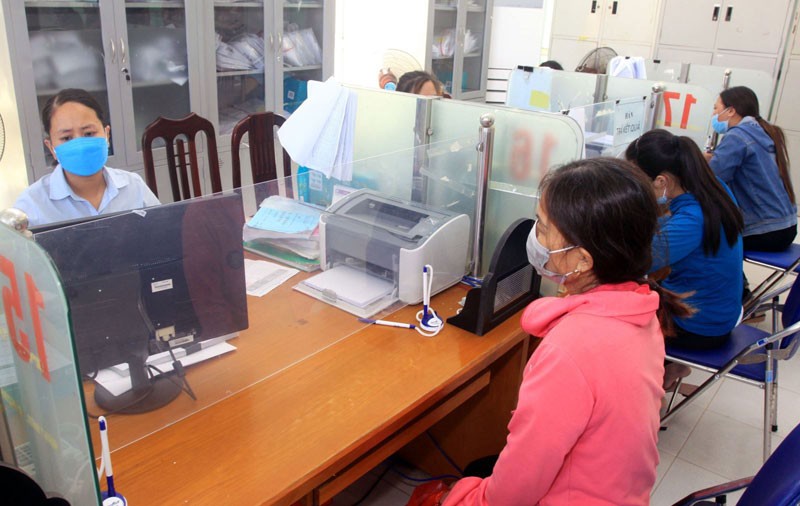 Người dân đến làm các thủ tục chi trả bảo hiểm thất nghiệp tại Trung tâm Dịch vụ việc làm tỉnh Thái Bình.