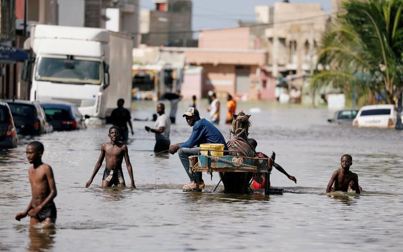 Một con phố ở Keur Massar, Senegal bị ngập lụt sau trận mưa lớn hồi tháng 8/2020. (Ảnh: Reuters)
