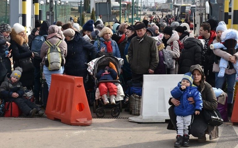 Người Ukraine di tản sang Ba Lan tại cửa khẩu biên giới ở Medyka, miền nam Ba Lan. (Ảnh: Liên hợp quốc)