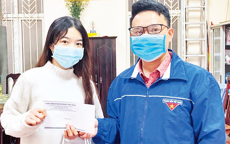 Anh Nguyễn Thành Luân, Bí thư Ðoàn phường Dịch Vọng Hậu tặng quà hỗ trợ sinh viên khó khăn trên địa bàn phường. 