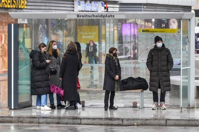 Người dân đeo khẩu trang phòng dịch Covid-19 tại Berlin, Đức, ngày 18/2/2022. (Ảnh: THX/TTXVN)