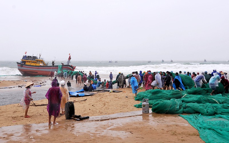 Các lực lượng vũ trang cùng ngư dân nỗ lực cứu hộ tàu cá bị sóng đánh chìm tại xã An Phú, thành phố Tuy Hòa, Phú Yên.