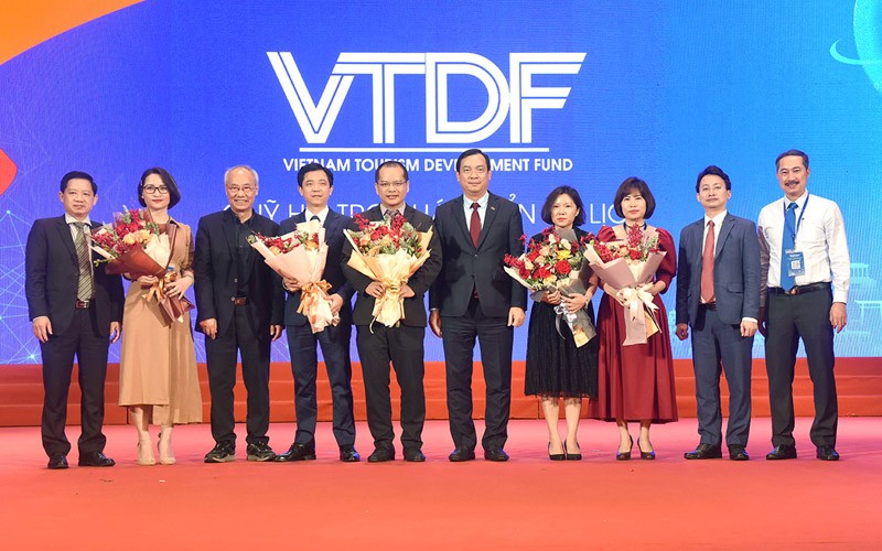 Đại diện Tổng cục Du lịch, Hiệp hội Du lịch tặng hoa cho Ban điều hành VTDF tại buổi ra mắt sáng 1/4 (Ảnh: Tổng cục Du lịch)