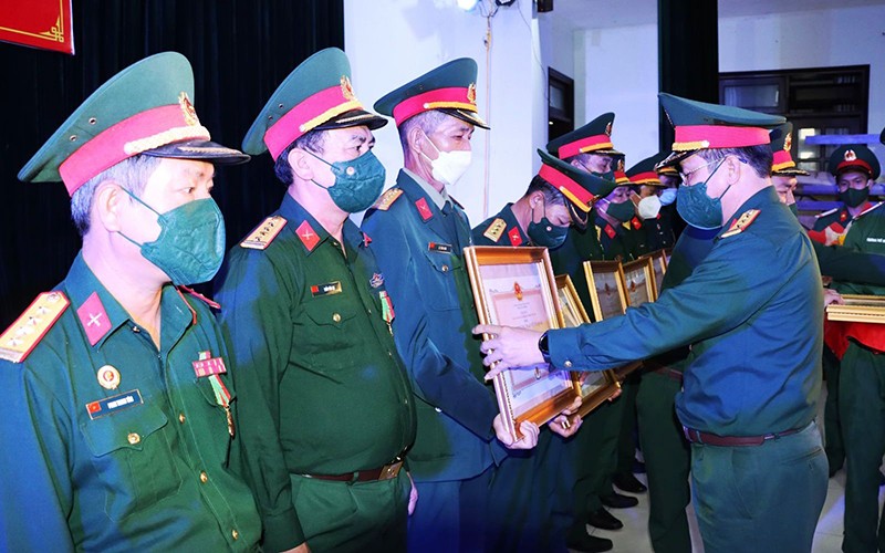 Chỉ huy trưởng Bộ Chỉ huy Quân sự tỉnh, Thượng tá Ngô Nam Cường trao Huân chương Bảo vệ Tổ quốc hạng Ba cho các cá nhân.