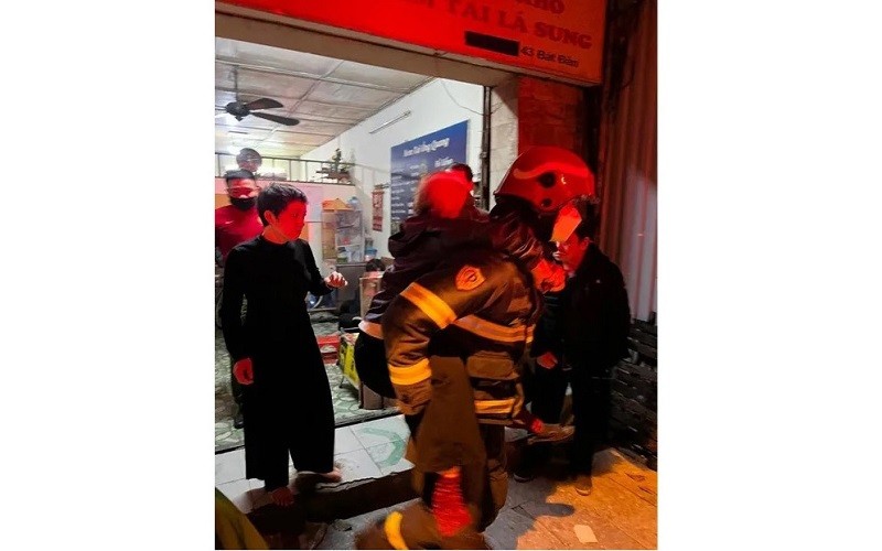 Lực lượng Cảnh sát phòng cháy, chữa cháy giải cứu nạn nhân vụ cháy, đưa ra ngoài an toàn.