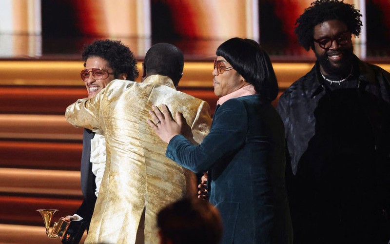 Nhóm Silk Sonic nhận giải Grammy Ca khúc của năm. (Ảnh: Reuters)