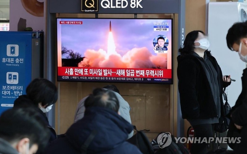 Người dân tại nhà ga Seoul, Hàn Quốc, theo dõi bản tin về vụ phóng tên lửa đạn đạo của Triều Tiên, ngày 30/1. (Ảnh: Yonhap)