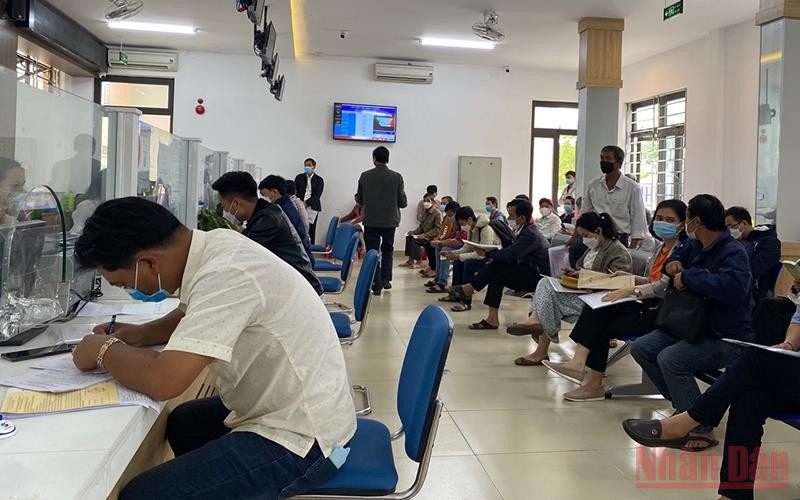Người dân đến làm thủ tục tại bộ phận 1 cửa của UBND huyện Hòa Vang.