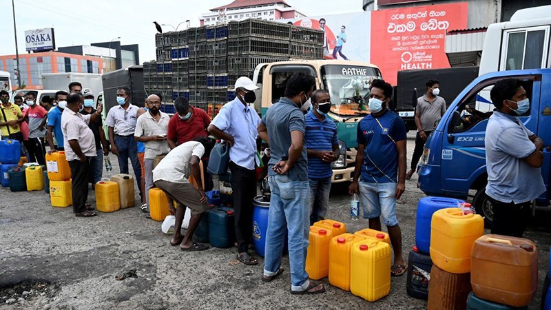 Người dân xếp hàng chờ mua nhiên liệu ở Sri Lanka.
