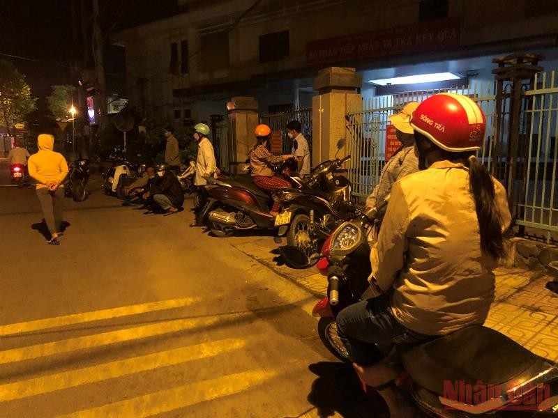 Người dân tập trung ngoài cổng bộ phận 1 cửa thị xã Đức Phổ (Quảng Ngãi) vào lúc nửa đêm để chờ nộp hồ sơ đất đai.