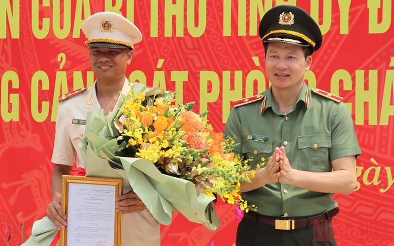 Thiếu tướng Vũ Hồng Văn trao Quyết định của Bộ trưởng Công an về thăng quân hàm vượt cấp cho Đại úy Thái Ngô Hiếu.