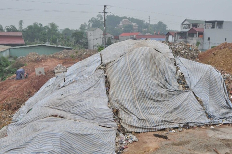 Lượng rác thải lớn được phát hiện trong quá trình xây dựng điểm dân cư nông thôn mới Xuân Phương.