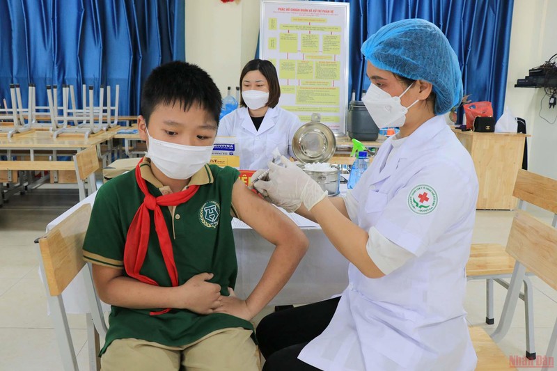 Tiêm vaccine phòng Covid-19 cho học sinh Trường Tiểu học và Trung học cơ sở Hoàng Hoa Thám, thành phố Bắc Ninh. (Ảnh: Thái Sơn)