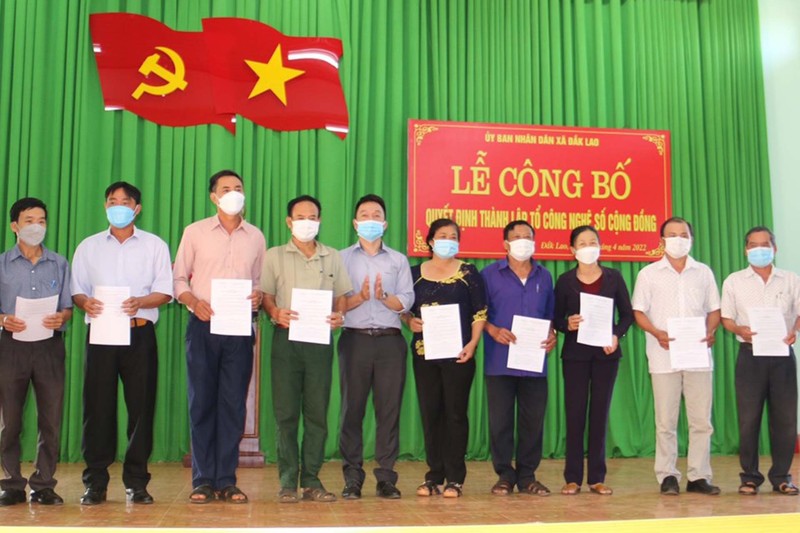 Trao quyết định cho 10 tổ công nghệ số cộng đồng đầu tiên tại tỉnh Đắk Nông.