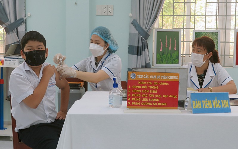 Triển khai tiêm vaccine phòng Covid-19 cho học sinh lớp 6 tại điểm Trường Tiểu học Kim Đồng (thành phố Tuy Hòa, tỉnh Phú Yên).