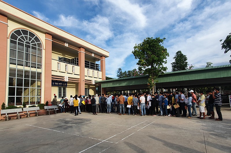 Người dân xếp hàng chờ bốc số thực hiện các thủ tục liên quan đến đất đai tại chi nhánh Văn phòng đăng ký đất đai huyện Chơn Thành, tỉnh Bình Phước.