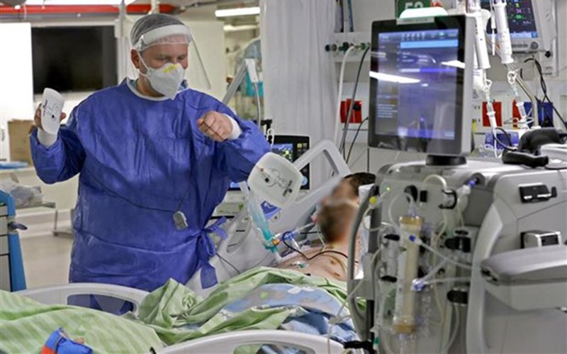 Nhân viên y tế điều trị cho bệnh nhân Covid-19 tại bệnh viện ở Petah Tikva, Israel ngày 1/2 vừa qua. (Ảnh: AFP/TTXVN)