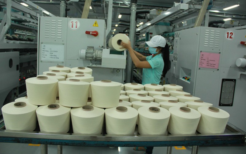 Sản xuất sợi tại Nhà máy Sợi Vinatex Phú Cường (Đồng Nai).