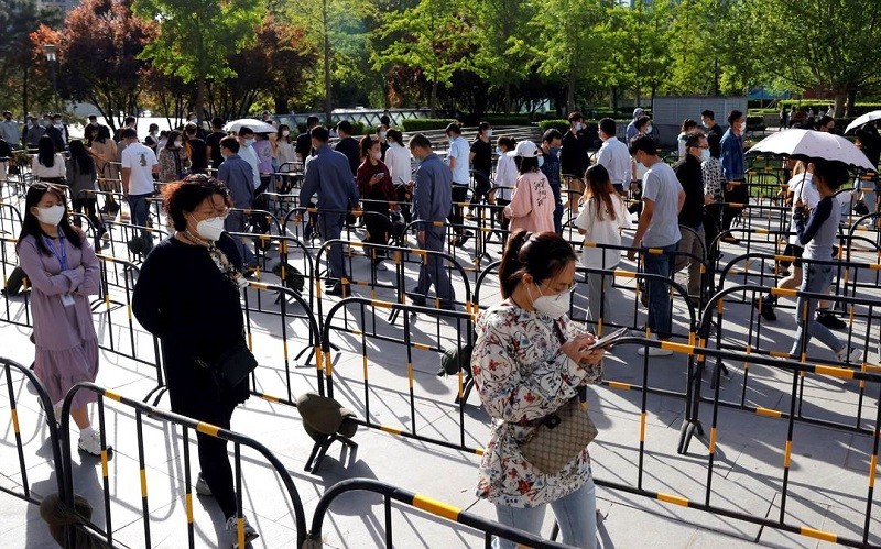 Người dân xếp hàng xét nghiệm axit nucleic ở Bắc Kinh, Trung Quốc, ngày 26/4/2022. (Ảnh: Reuters)