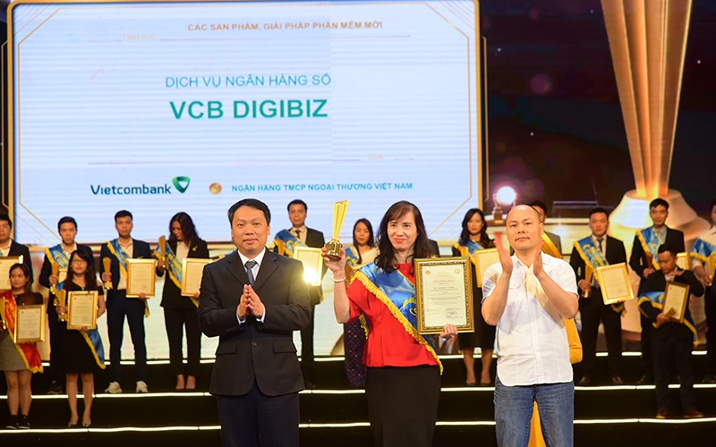 Trưởng phòng Phát triển Kênh số và Đối tác Nguyễn Thị Thu Hằng đại diện Vietcombank nhận giải thưởng Sao Khuê dành cho dịch vụ ngân hàng số VCB DigiBiz.