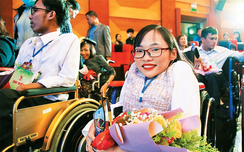 Cô giáo xương thủy tinh Ngọc Tâm được tôn vinh là 1 trong 64 gương thanh niên khuyết tật tiêu biểu của chương trình “Tỏa sáng nghị lực Việt“ 2020. Ảnh | T.Vương