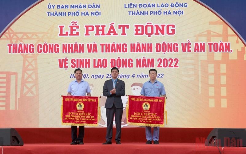 Đại diện Tổng Liên đoàn Lao động Việt Nam tặng Cờ thi đua cho các tập thể có thành tích xuất sắc trong công tác an toàn lao động vệ sinh lao động.