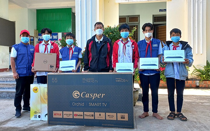 Trao tặng thiết bị cho học sinh Trường THCS Đăk Ruồng, Kon Tum. (Ảnh: Plan International Việt Nam)