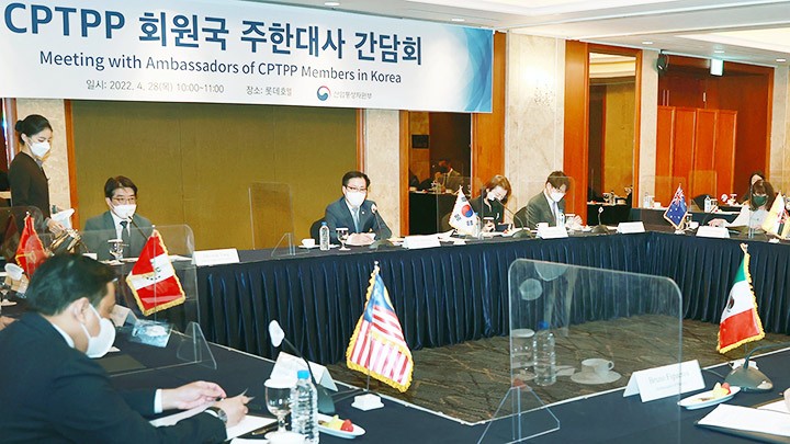 Bộ trưởng Thương mại Hàn Quốc Yeo Han-koo (giữa) tại buổi tiếp đại sứ các nước thành viên CPTPP. Ảnh: YONHAP NEWS