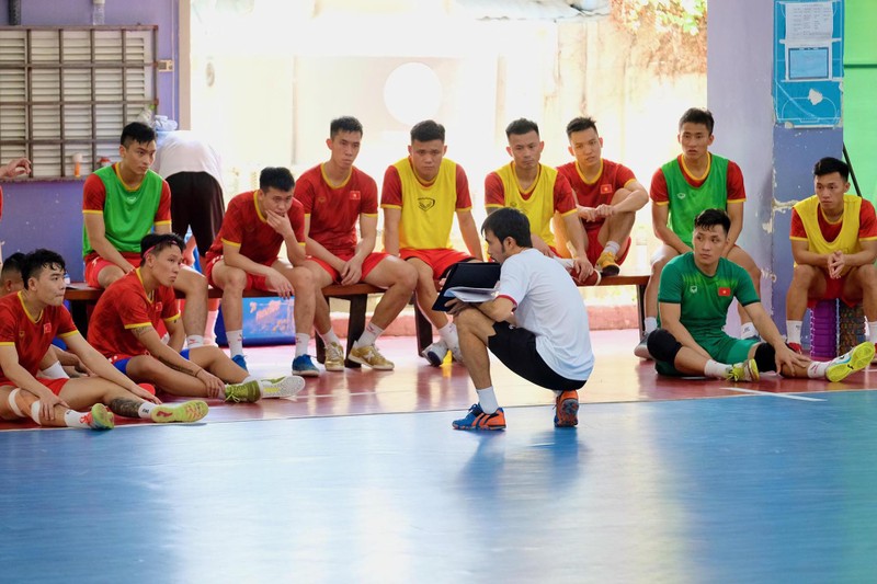 Huấn luyện viên Phạm Minh Giang cố gắng cải thiện những điểm yếu cho các học trò. (Ảnh: Hữu Thành)