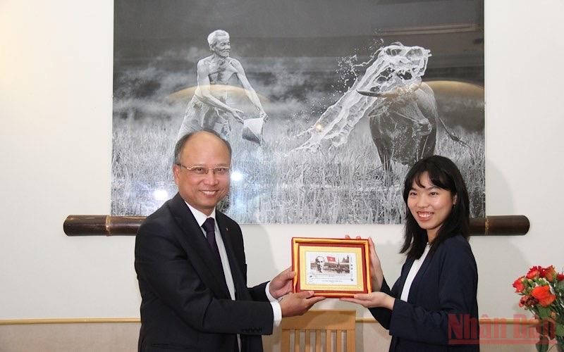 Đại sứ Đinh Toàn Thắng trao tặng cộng đồng người Việt ở Nice bức tranh tem Chủ tịch Hồ Chí Minh do Bưu điện Pháp phát hành nhân dịp kỷ niệm 100 năm Người đặt chân đến Pháp.