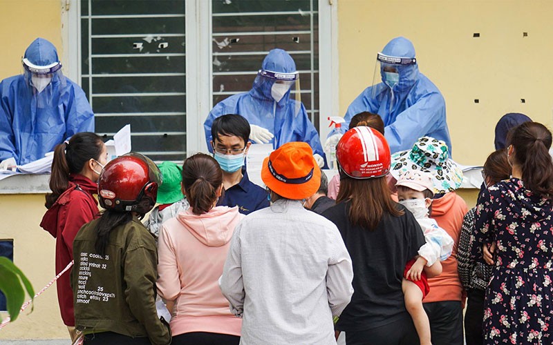Công nhân ở khu công nghiệp Hòa Khánh, thành phố Ðà Nẵng, làm thủ tục xin giấy xác nhận F0. (Ảnh: HUY ÐẠT)