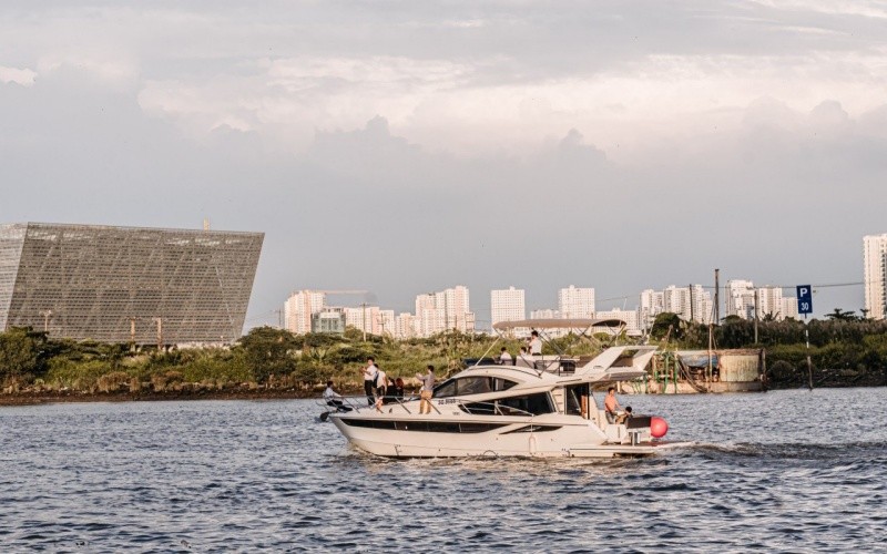 “Du thuyền trên sông Sài Gòn” trở thành sản phẩm du lịch độc đáo của Thành phố Hồ Chí Minh trong dịp lễ 30/4 và 1/5.