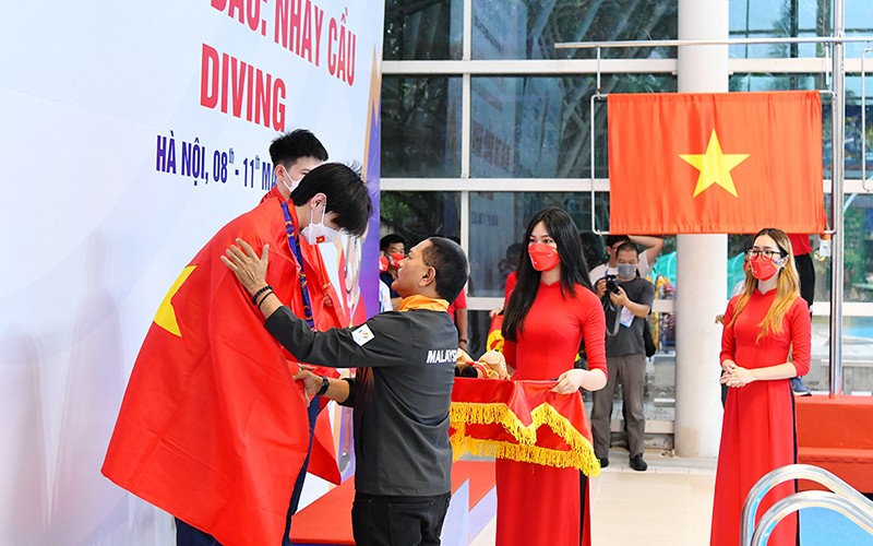 Nguyễn Tùng Dương, Phương Thế Anh nhận Huy chương Bạc nội dung Đôi nam cầu mềm 3 m.