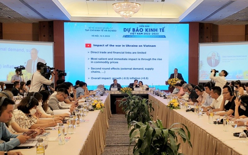 Diễn đàn Dự báo kinh tế Việt Nam 2022-2023 diễn ra tại Hà Nội, sáng 12/5. (Ảnh: Tô Hà)