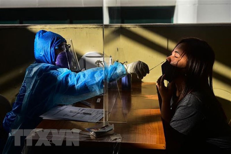 Nhân viên y tế lấy mẫu xét nghiệm Covid-19 tại Quezon, Philippines. (Ảnh: AFP/TTXVN)