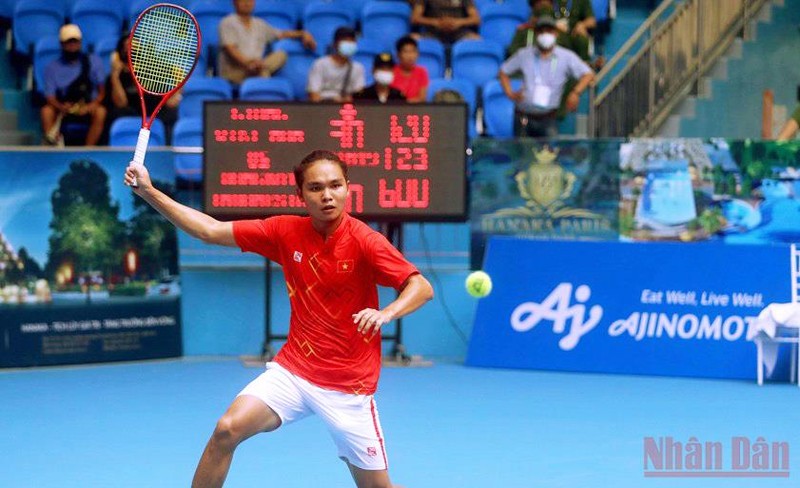 Tay vợt Trịnh Linh Giang (Việt Nam) tham gia đánh đơn tại nội dung đồng đội nam.