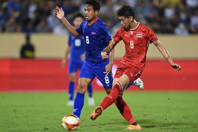 U23 Thái Lan (áo đỏ) thi đấu áp đảo trước U23 Campuchia. (Ảnh: Việt Linh)