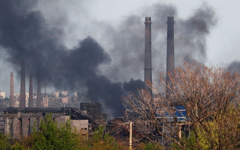 Khói bốc lên bao trùm nhà máy Azovstal ở Mariupol, nơi lực lượng Ukraine cố thủ. (Ảnh: Reuters)