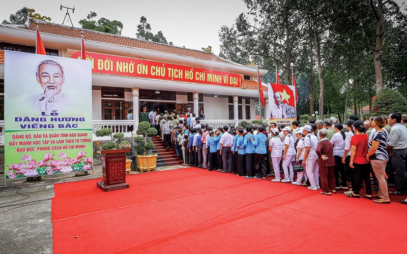 Đông đảo nhân dân đến dâng hương viếng Chủ tịch Hồ Chí Minh tại đền thờ Người tại xã Lương Tâm, huyện Long Mỹ (Hậu Giang).