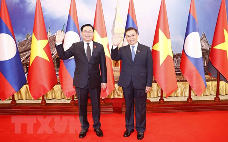 Chủ tịch Quốc hội Vương Đình Huệ và Chủ tịch Quốc hội Cộng hòa dân chủ nhân dân Lào Saysomphone Phomvihane tại lễ đón. (Ảnh: Doãn Tấn/TTXVN)