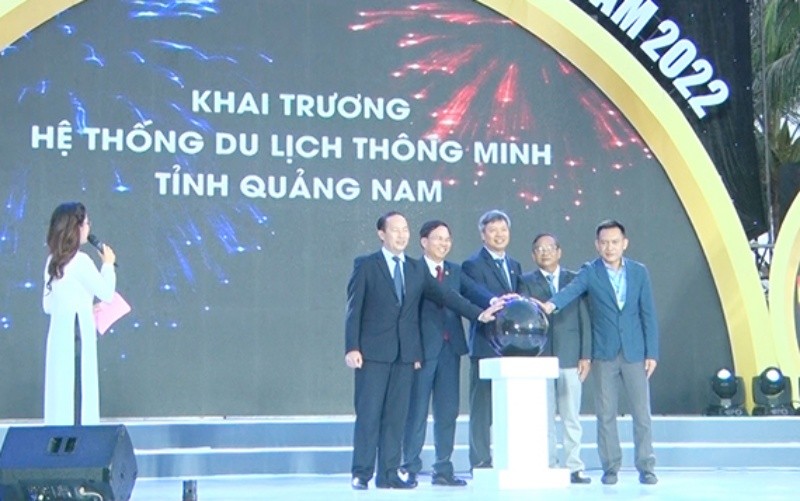 Các đại biểu ấn nút khai trương Hệ thống du lịch thông minh tỉnh Quảng Nam.