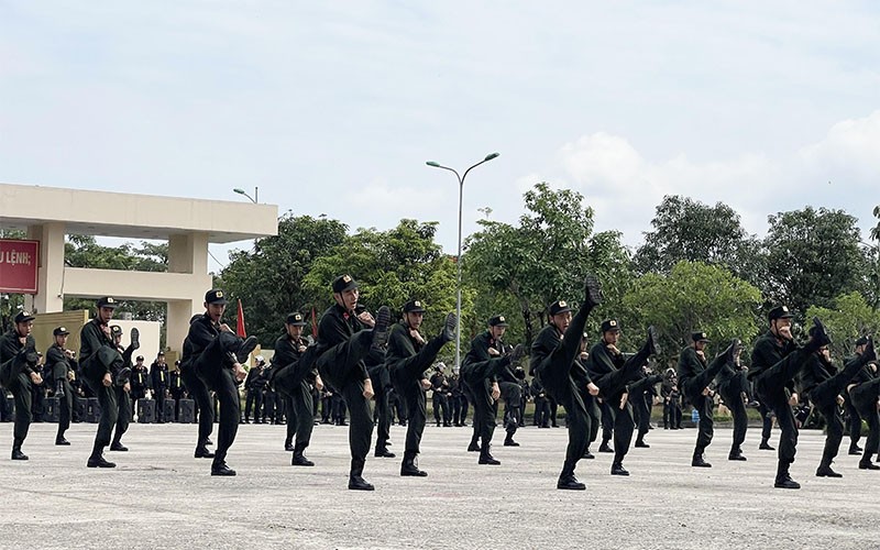Các chiến sĩ cảnh sát cơ động biểu diễn võ thuật tại buổi lễ.