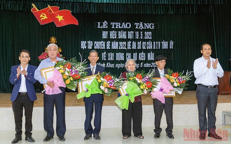 Đảng bộ xã Minh Khai (huyện Vũ Thư, tỉnh Thái Bình) trao Huy hiệu Đảng dịp 19/5 cho đảng viên từ 30-55 năm tuổi Đảng.