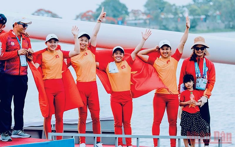 Các vận động viên nữ Việt Nam xuất sắc về nhất nội dung thuyền 4 nữ Canoeing 1000m, đoạt Huy chương Vàng.
