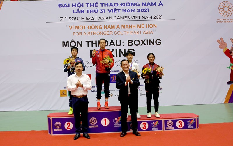 Ban tổ chức trao Huy chương Vàng cho Nguyễn Thị Tâm và các vận động viên.
