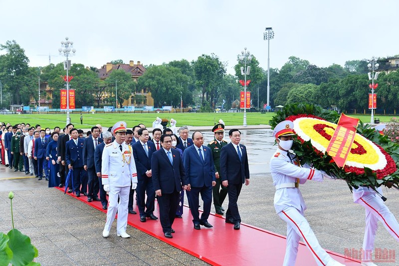 Các đồng chí lãnh đạo Đảng, Nhà nước cùng các đại biểu Quốc hội vào Lăng viếng Chủ tịch Hồ Chí Minh. 