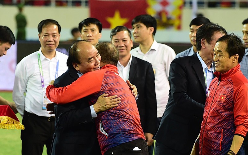 Chủ tịch nước Nguyễn Xuân Phúc chúc mừng và cảm ơn Huấn luyện viên Park Hang-seo. (Ảnh: TRẦN HẢI) 